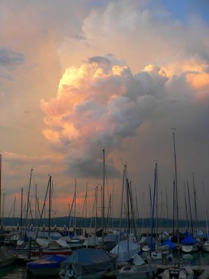 Siegerbild Juni 2006
Aufgenommen am 27.6.2006 am Bodensee bei Konstanz
Blick Richtung Deutschland.
Photograph: Christian Matthys

Herzliche Gratulation!
