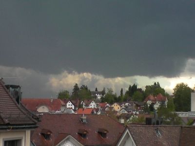 Unten durch
Unter dem Hagelgewitter hinaus schauend Richtung Norden. Faszinierende Lichtbrechungen durch den Niederschlag.
