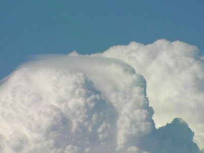 Wachsende Gewitterwolke
Schnell wachsende Gewitterwolke. Von Herisau her gesehen nördlich aber sehr weit weg.
