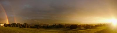 Sonnenuntergang in Gommiswald
Dieses Bild wurde NICHT bearbeitet, so überirdisch es wirkt. Lediglich mit ARK wurde es als Panorama zusammengesetzt. Die Stimmung an diesem Abend übertraf alles je von mir erlebte. Viele Leute standen an der Strasse und fotografierten.
Schlüsselwörter: Sonnenuntergang Regenbogen Landschaft Abendstimmung